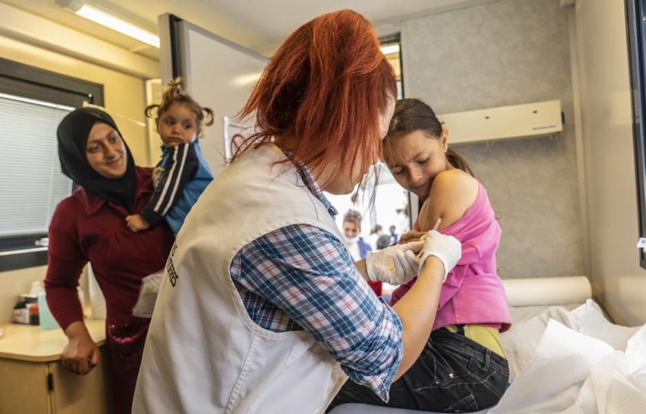 Vacunación triple vírica en Quíos, Grecia