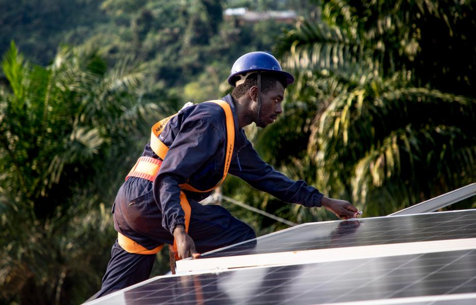 Instalación de placas solares en el proyecto de Kigulube, RDC