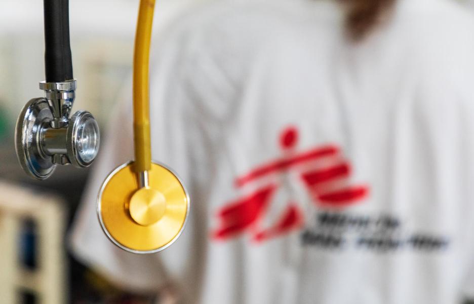 Estetoscopios sobre camiseta MSF