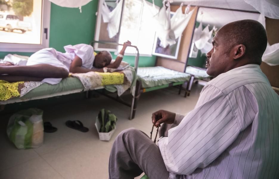 Matusen Mohamed Ali, de 44 años, se recupera de malaria en el hospital de El Fasher acompañado por su hermano. Norte de Darfur, Sudán, octubre de 2019.