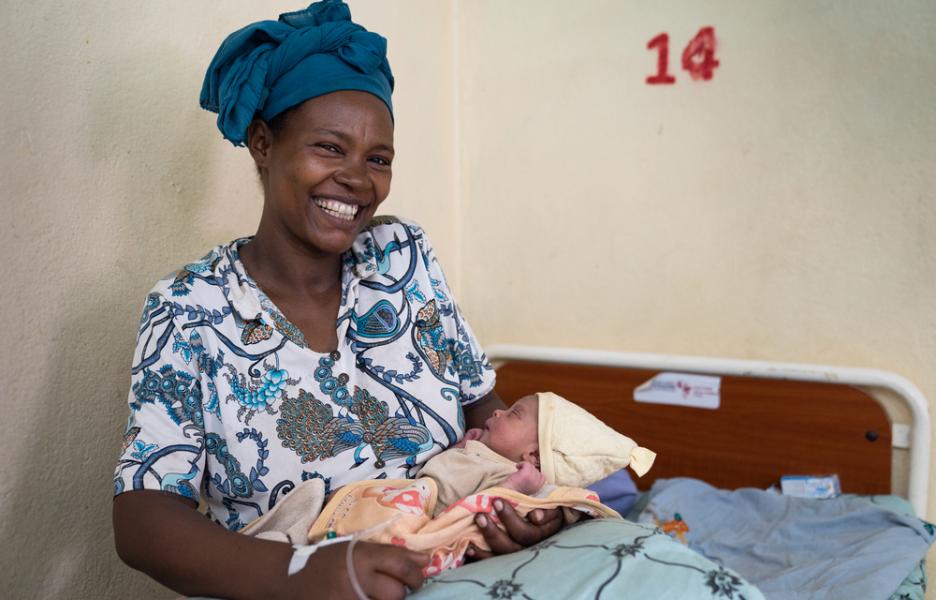 Cirugía obstétrica: Tewabech Befikadu, de 30 años, sostiene a su hija Hiwot, recién nacida en un parto por cesárea en el hospital regional de Gambela, en el oeste de Etiopía.