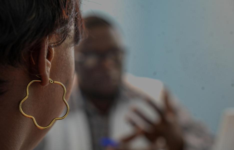 Una superviviente de violencia sexual de 27 años, madre de dos hijos —un niño de seis años y un bebé de ocho meses—, se confiesa a un miembro del personal de MSF.