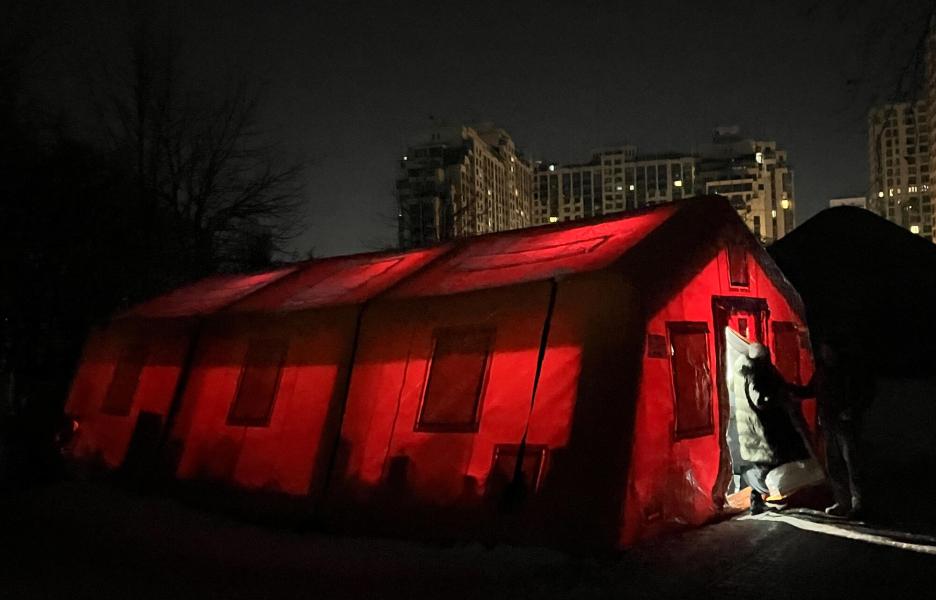 Tienda de campaña de emergencia en Kiev. Estas tiendas suelen ser el único lugar donde la gente puede entrar en calor. 