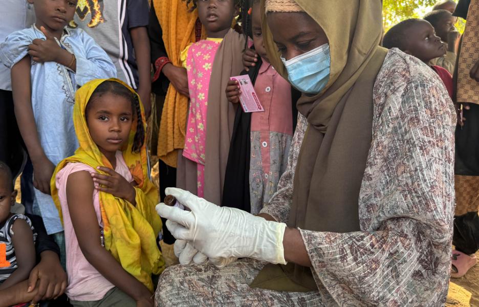 Shayma, de 8 años, es vacunada contra el sarampión en Alsafa, El Geneina, Darfur Oeste. Enero de 2026.