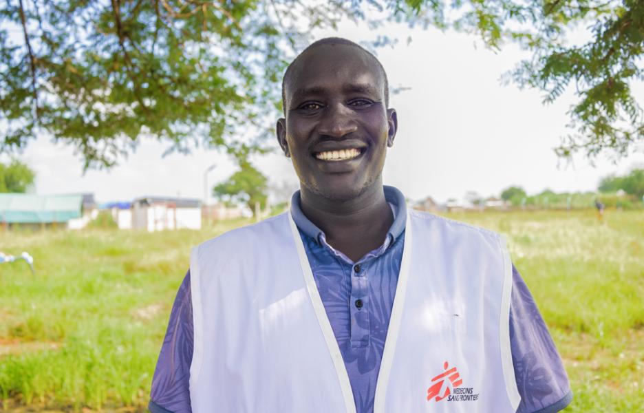 Noon Makor Arop fue mordido por una serpiente en 2019. Tras recibir tratamiento, ha estado trabajando activamente como supervisor de promoción de la salud y participación comunitaria en Abyei.