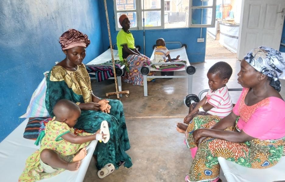 Busime (a la izquierda) junto a su Gisele, su hija de tres años, que padece cólera y está siendo tratada en el Hospital General Sangé, en la provincia de Kivu Sur, al este de República Democrática del Congo.