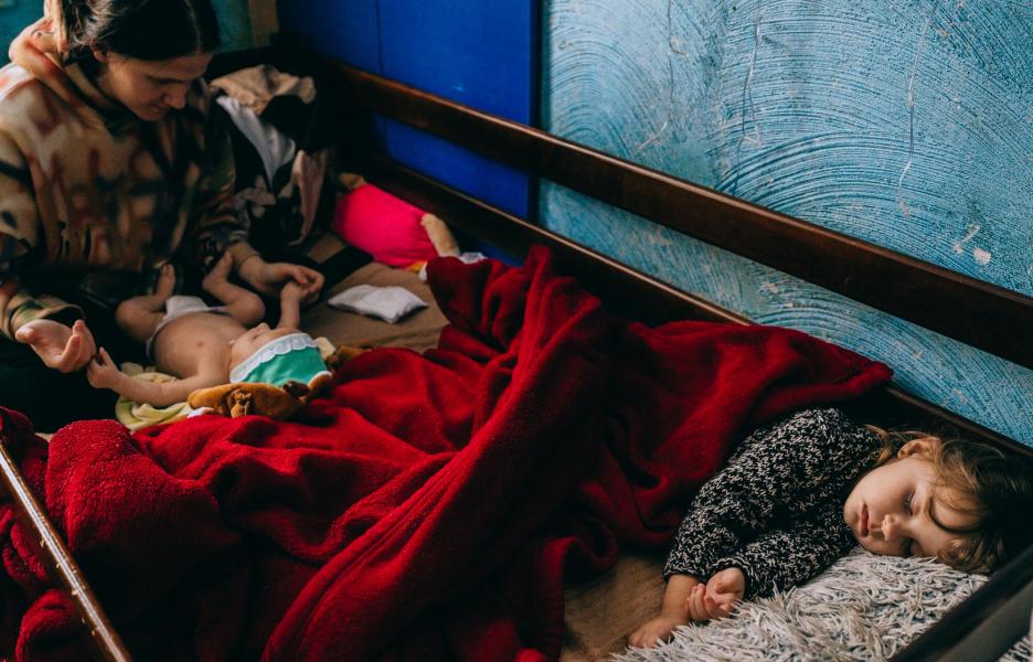 Damir, de 2 meses, con su madre, Kateryna.