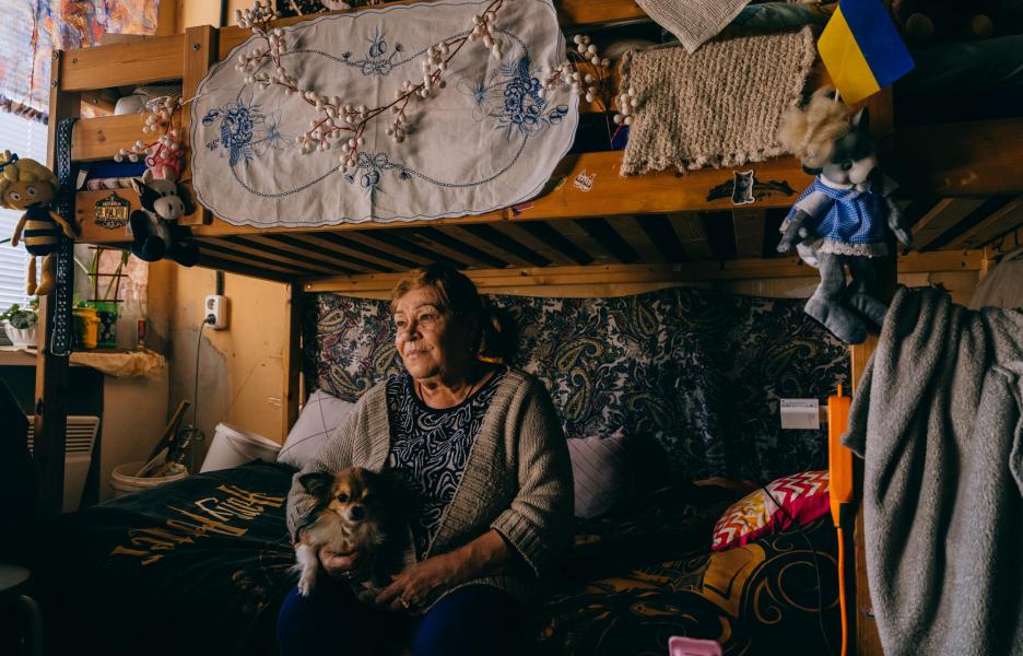 Zinaida Babisheva abraza a su perro, Toshyk. Tiene 67 años y fue evacuada de Lyman en marzo de 2022. 