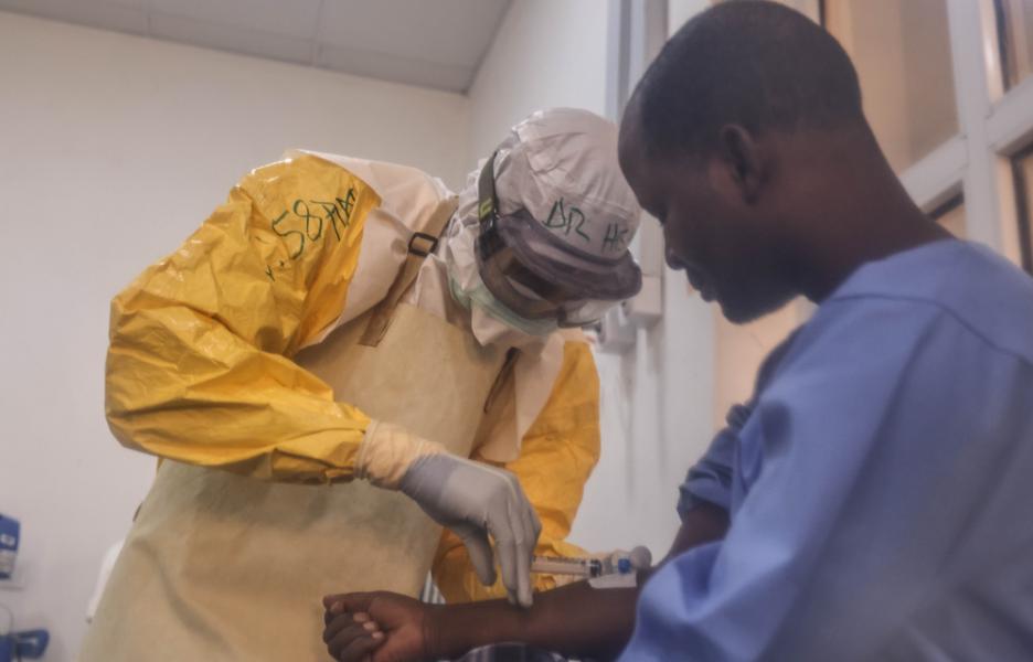 El doctor Hisham Muhammad Kari, del Ministerio de Sanidad, administra medicación a Usman Halilu, que ha sido ingresado por fiebre de Lassa en el centro de tratamiento de esta enfermedad, que cuenta con el apoyo de Médicos Sin Fronteras. Bauchi, noreste de Nigeria.
