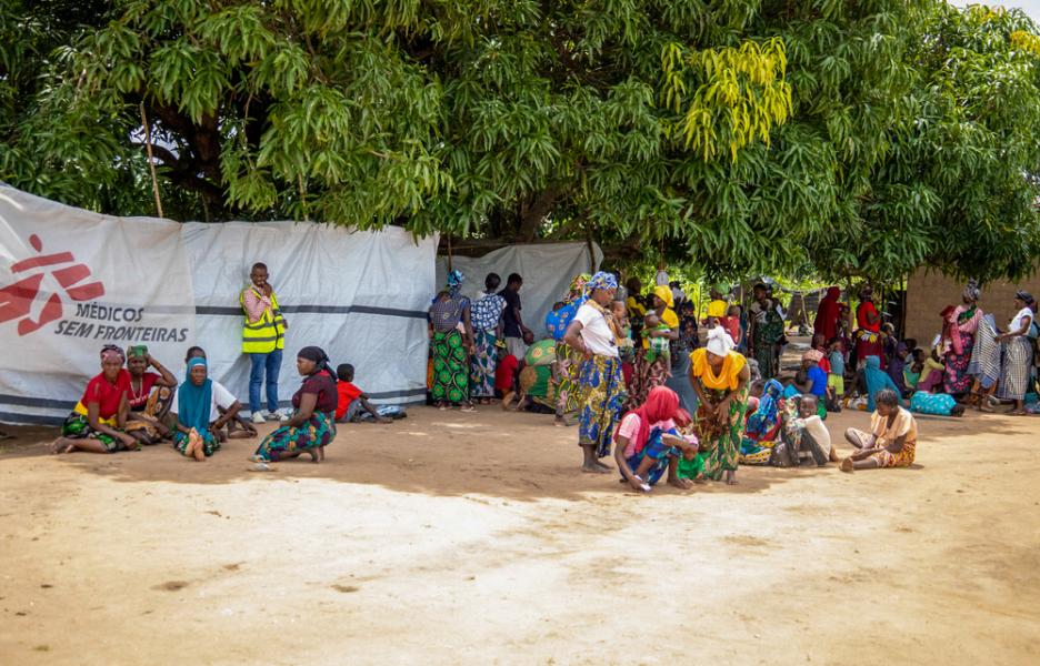Personas esperando frente a una clínica móvil de MSF en Alua Velha, distrito de Eráti, provincia de Nampula. 