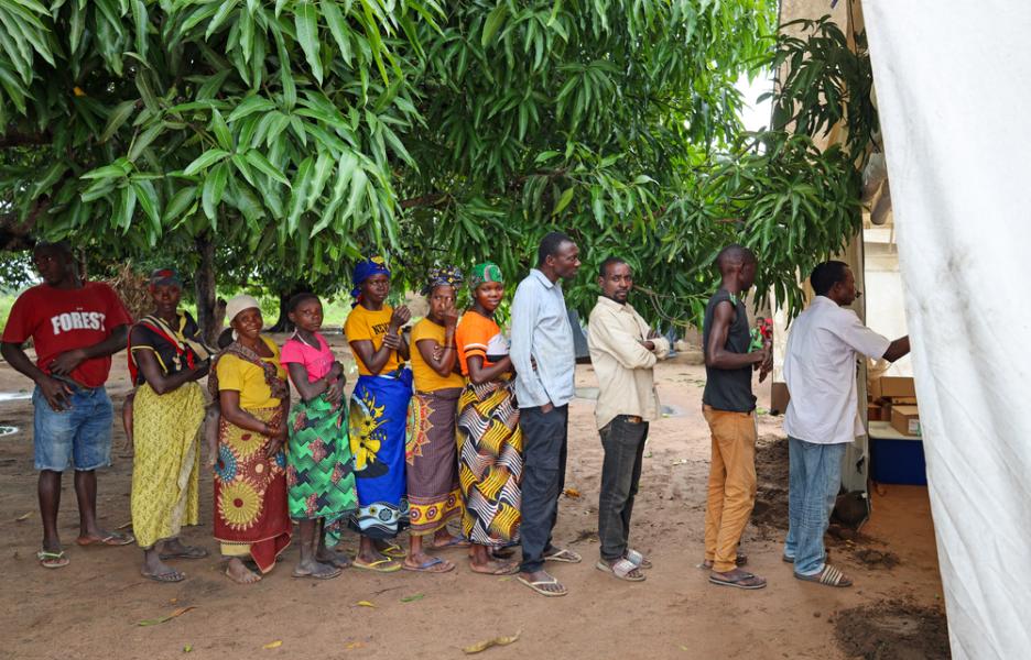 Un grupo de personas esperando frente a una clínica móvil de Médicos Sin Fronteras en Alua Velha, distrito de Eráti, provincia de Nampula.
