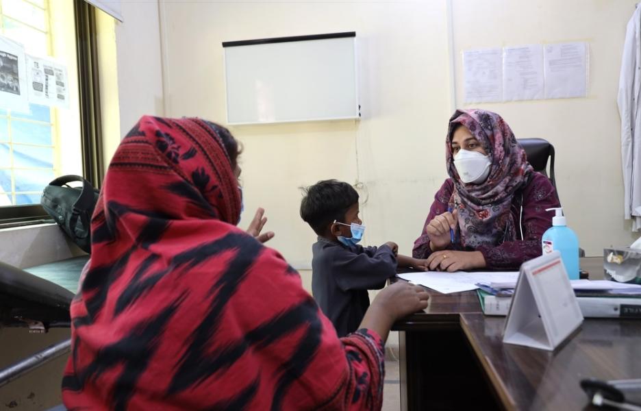 La doctora Fatima examina a Anosh, de 4 años, paciente de tuberculosis. 