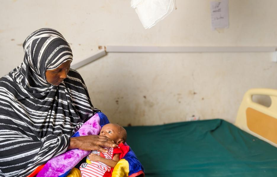 Halima Omar y su hijo Muscab en el Hospital Regional de Mudug al que brinda apoyo MSF. 