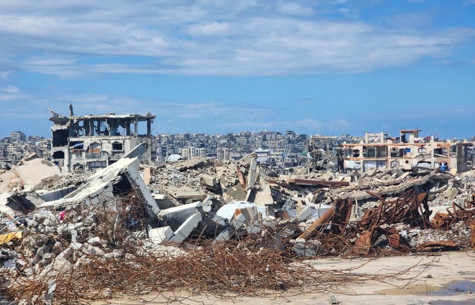 Alrededores del centro de salud comunitario (PHCC) de Jabalia, vista a través de los escombros de lo que fue el antiguo PHCC (de antes de la guerra).