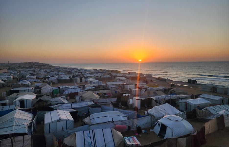 Refugio improvisado para desplazados internos en Deir al Balah, Gaza.