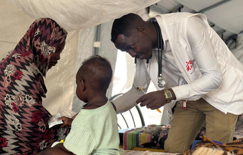 El médico de MSF Mustafa Omer Idriss examina a un niño en el hospital de Tawila.