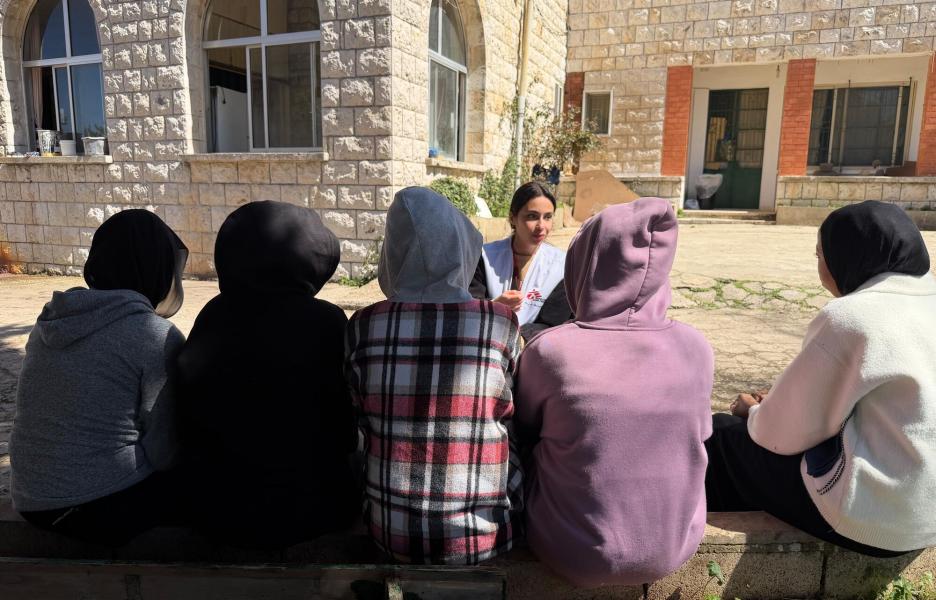 Equipos de la clínica móvil de MSF hablando con pacientes en Ghosta, Monte Líbano.