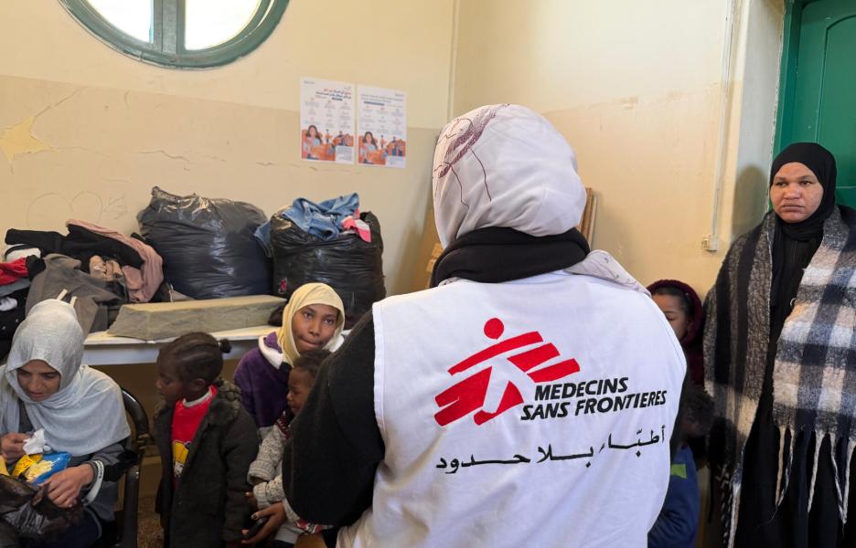 El personal de la clínica móvil de MSF habla con pacientes en Ghosta, Monte Líbano.