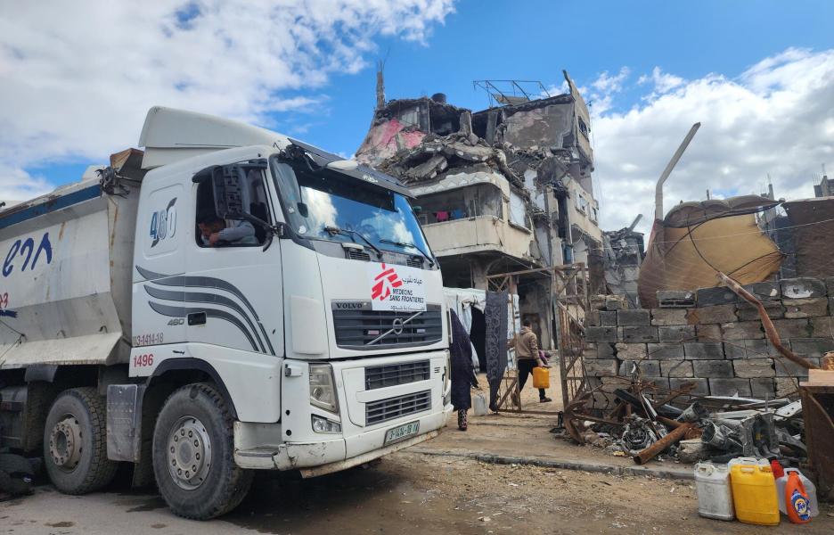 Punto de distribución de agua de MSF a lo largo de la carretera costera en el noroeste de Ciudad de Gaza.