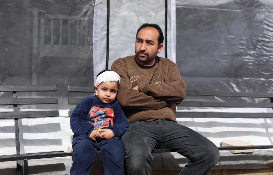 Mahmud y su hijo, herido por una bala perdida. Zeytún, Ciudad de Gaza.