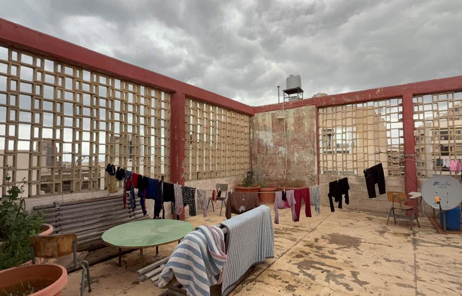 En la azotea de uno de los refugios colectivos de Beirut, las familias desplazadas lavan y tienden la ropa para que se seque. 
