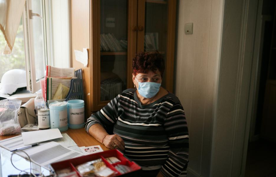 Una paciente espera una consulta médica de MSF de la clínica móvil enviada a Chornomorka, en la región de Mykolaiv.