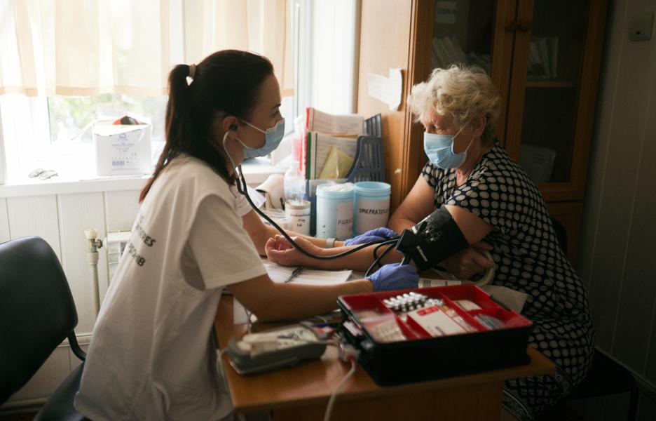 Anna Nadobko, 61 años, es examinada por uno de nuestros equipos móviles en Chornomorka, en la región de Mikolaiv. 