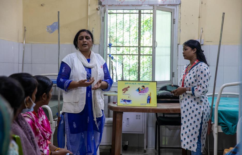 Meena Kumari y Shalini Barla, asesoras del equipo de apoyo a los pacientes de VIH/sida, imparten una sesión grupal con los cuidadores en el Hospital Guru Gobind Singh de Patna, en Bihar, India.