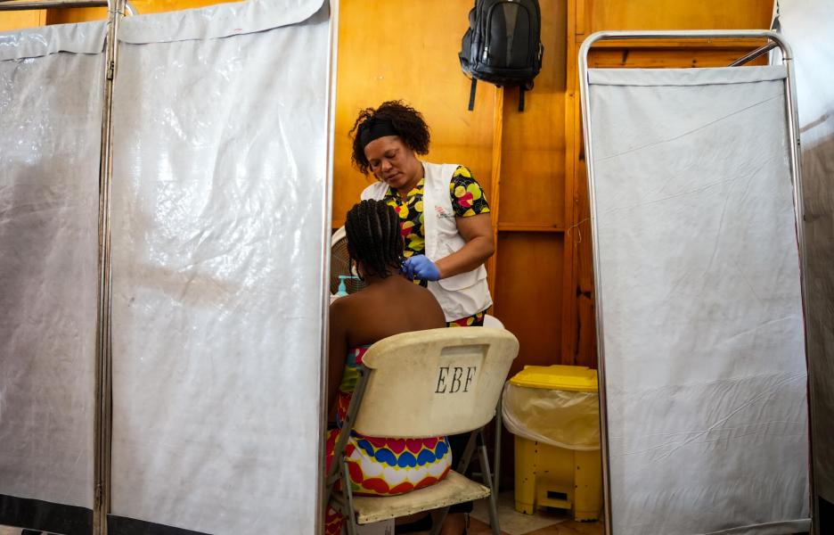 Consulta de salud sexual y reproductiva en la clínica de MSF en Delmas 1