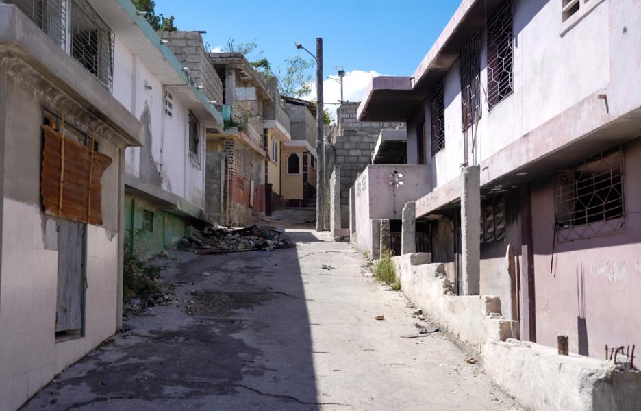 Una vista de una calle desierta en el barrio de Solino, en Puerto Príncipe.