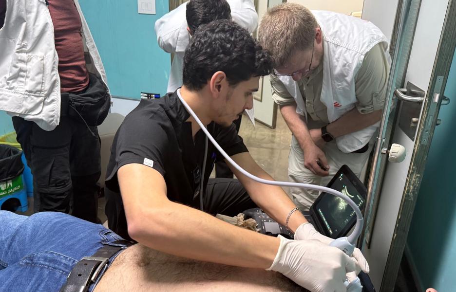 Equipo médico de MSF colaborando con el personal del Ministerio de Salud Pública en el hospital de Jabal Amel, en Sour/Tiro, al sur del Líbano.