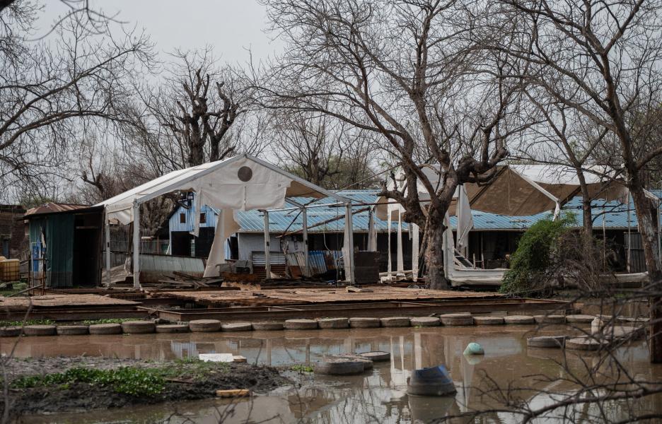 Las salas del hospital de Old Fangak, destruidas tras el bombardeo del 3 de mayo de 2025, siguen abandonadas; allí, los pacientes solían recibir tratamiento vital y refugio. 