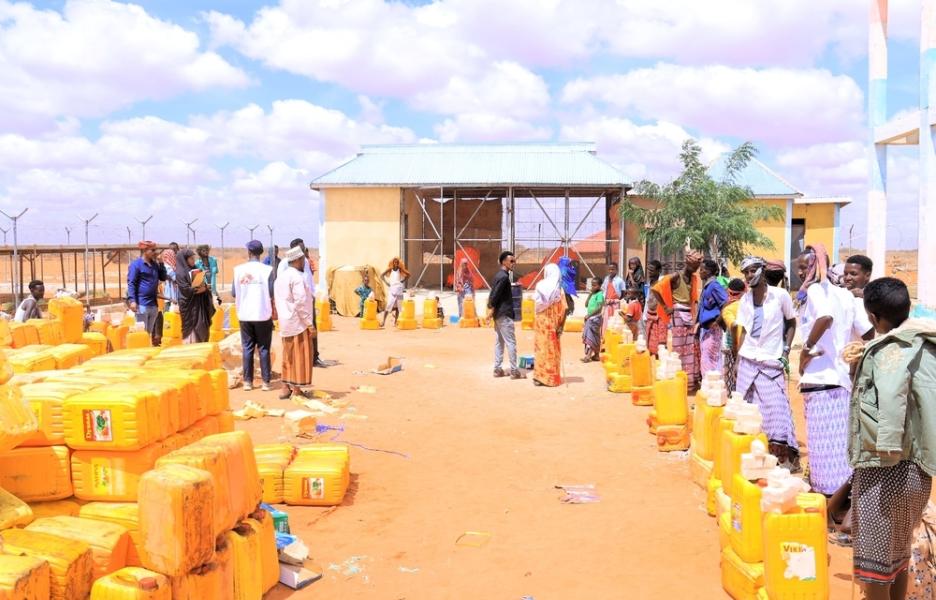 La gente hace cola para recoger agua en Caragaduudshe, Galkayo, región de Mudug, Somalia.