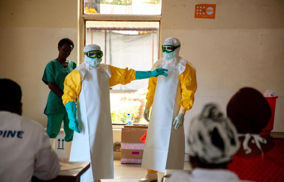Los equipos de MSF dan una formación al personal del Hospital Kyeshero de Goma sobre cómo trabajar en un entorno afectado por el ébola.