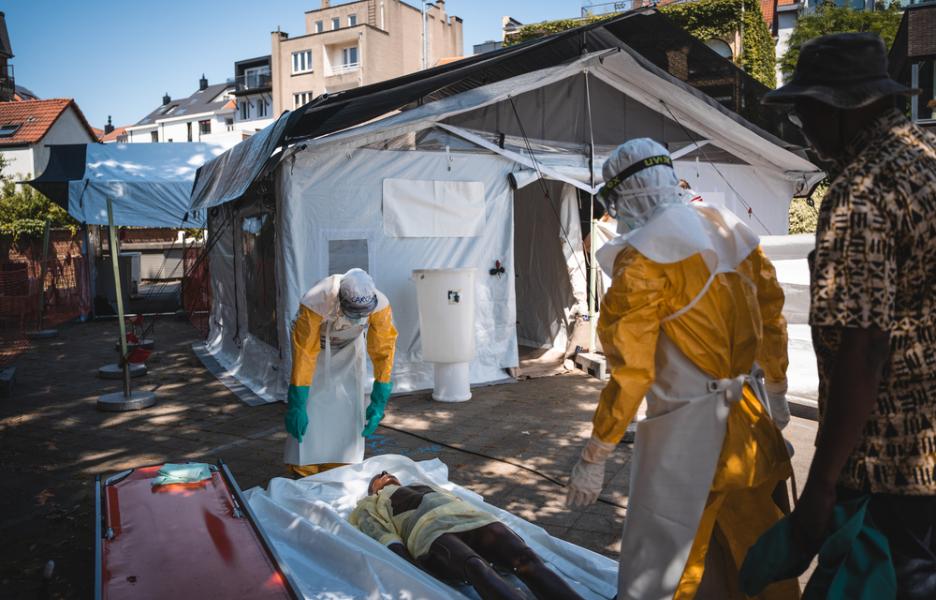 El personal de MSF recibe formación en la sede central de Bruselas antes de su despliegue en zonas afectadas por el ébola.