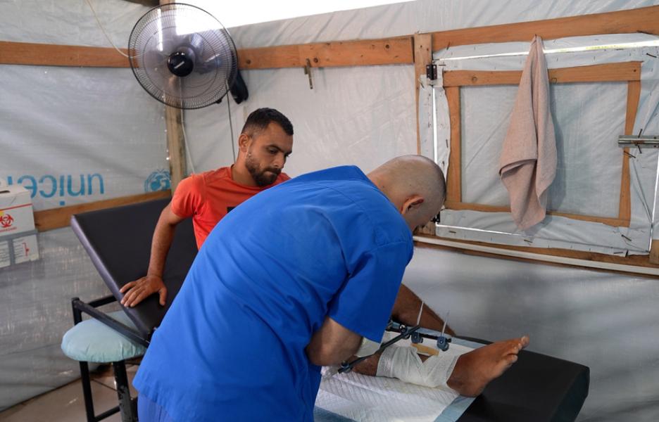 Saad Hussein, herido en una distribución de alimentos de la GHF en 2025, es atendido en el centro de salud de Al Mawasi, Jan Yunis, en mayo de 2026.