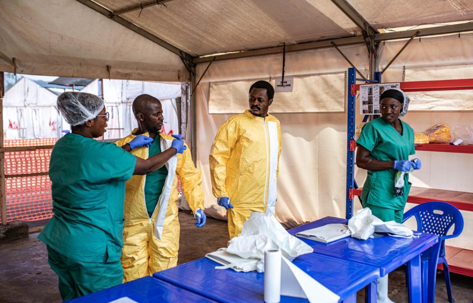El centro de tratamiento del ébola de MSF ha abierto sus puertas en el recinto de Munigi, en Goma, RDC. Nuestros compañeros siguen un estricto protocolo de preparación y desinfección antes y después de visitar a los pacientes.