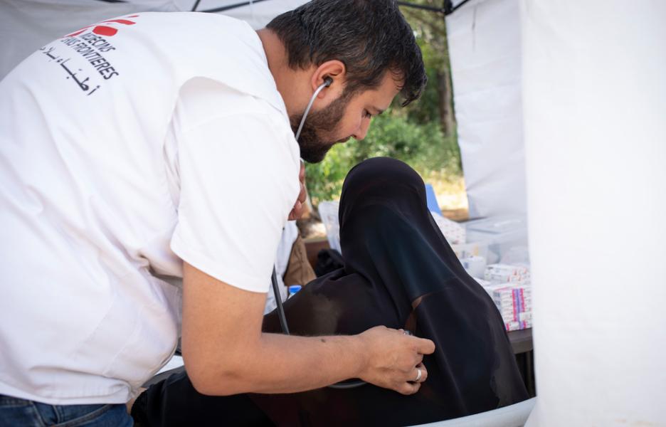 Aifa, de 69 años, recibe atención por parte del equipo de nuestra clínica móvil situada en el parque Horsh, en Beirut, Líbano.