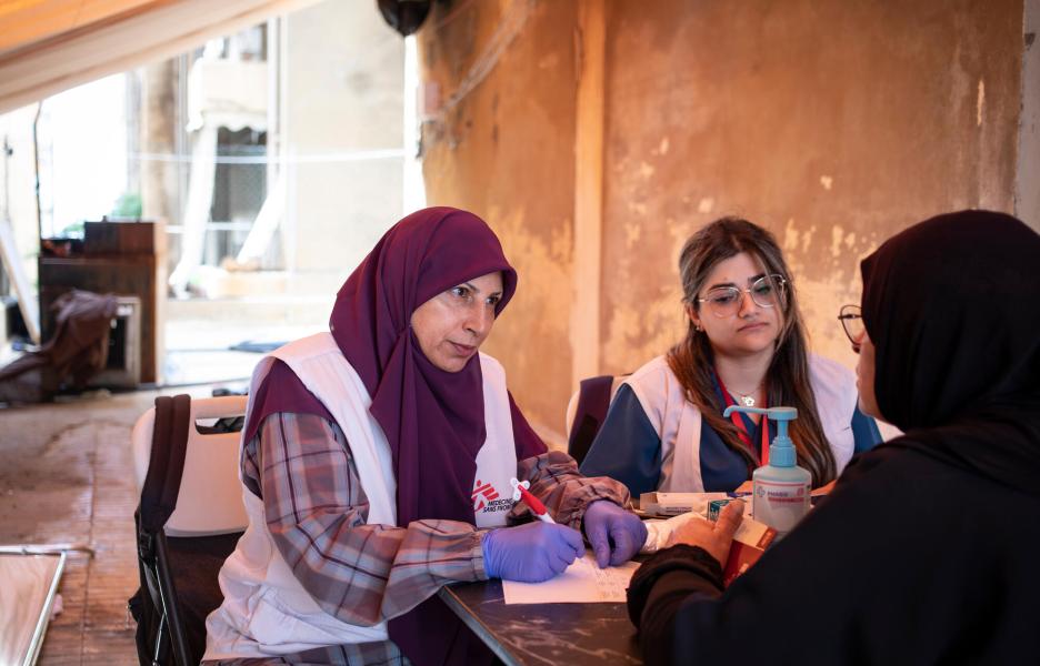 Amal, de 67 años, recibe atención del equipo médico de la clínica móvil de MSF en el Roots Centre de Beirut