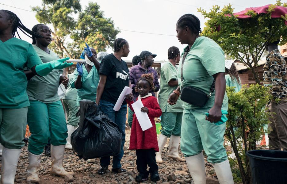 Furaha Abedi, de 3 años, y Florence Baginyo, de 42, contable del Hospital General de Mongbwalu, abandonan el centro de tratamiento del ébola de Médicos Sin Fronteras tras recuperarse de la enfermedad. 