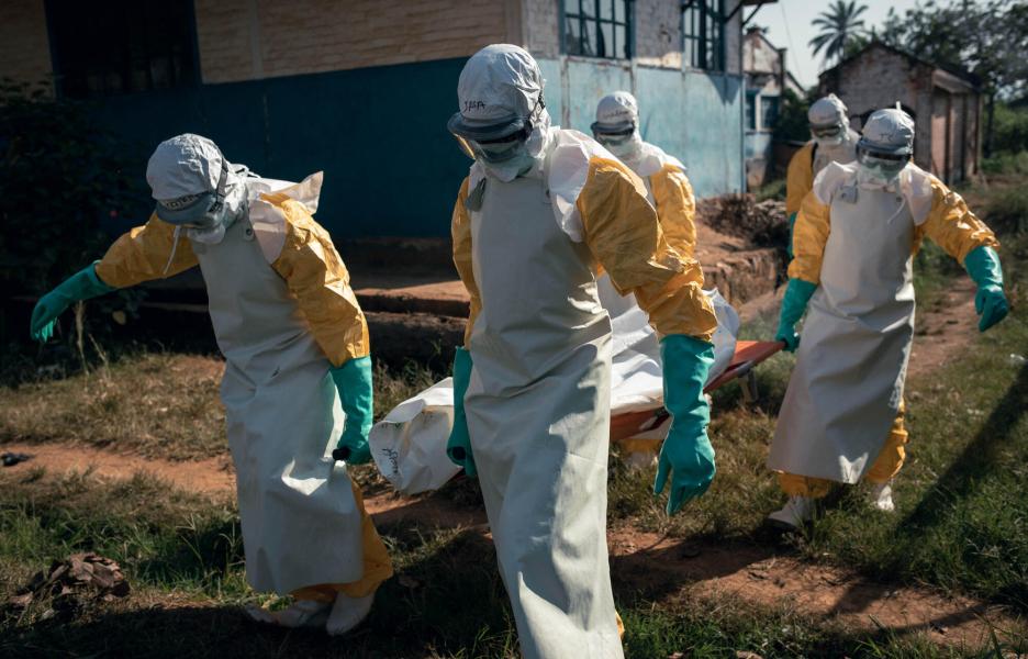 Traslado del cuerpo de una persona fallecida por ébola a la morgue del hospital de Mongbwalu.