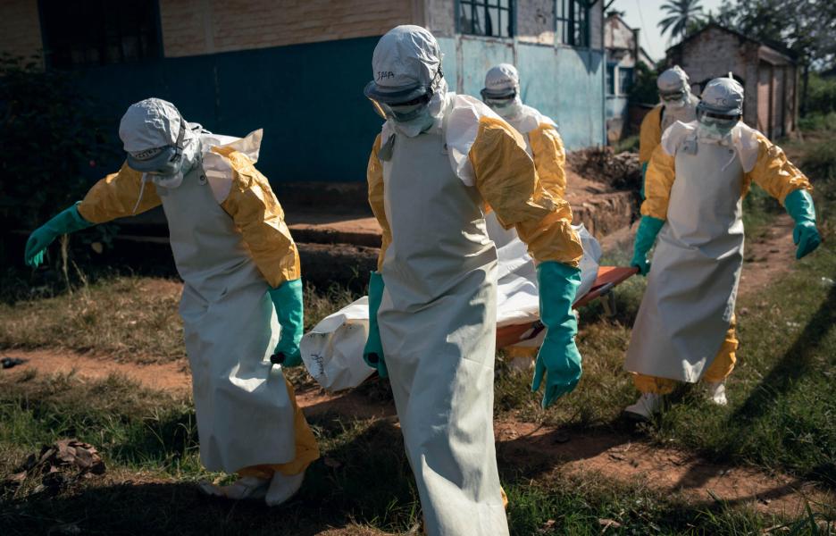 Traslado del cuerpo de una persona fallecida por ébola a la morgue del hospital de Mongbwalu.