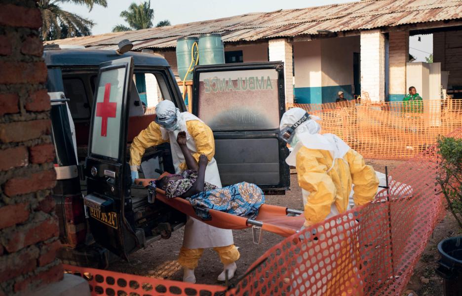 Paciente ingresa en el centro de tratamiento de ébola del hospital de Mongbwalu