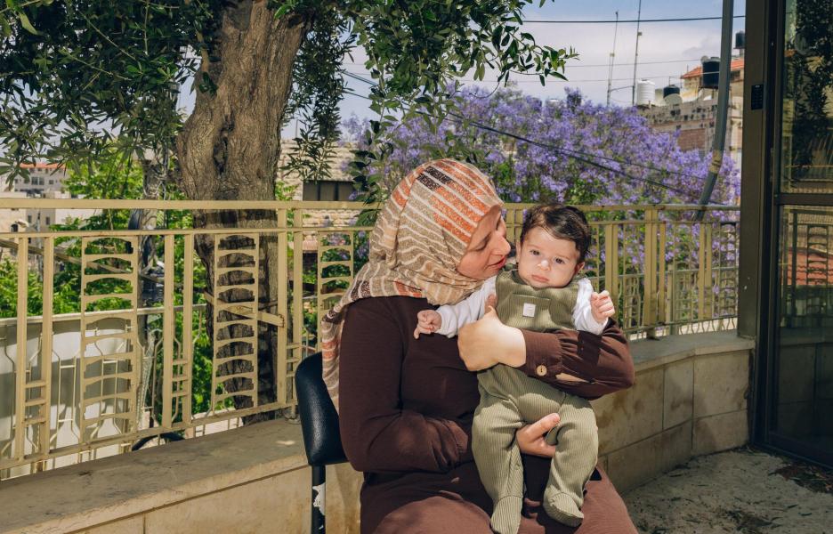 Rana Abu Hajleh, nuestra paciente, sostiene a su bebé de 2 meses y medio en nuestra clínica en Nablus.