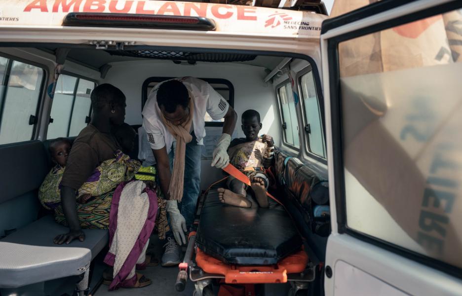 Isaac, a punto de ser trasladado al hospital de Fataki.