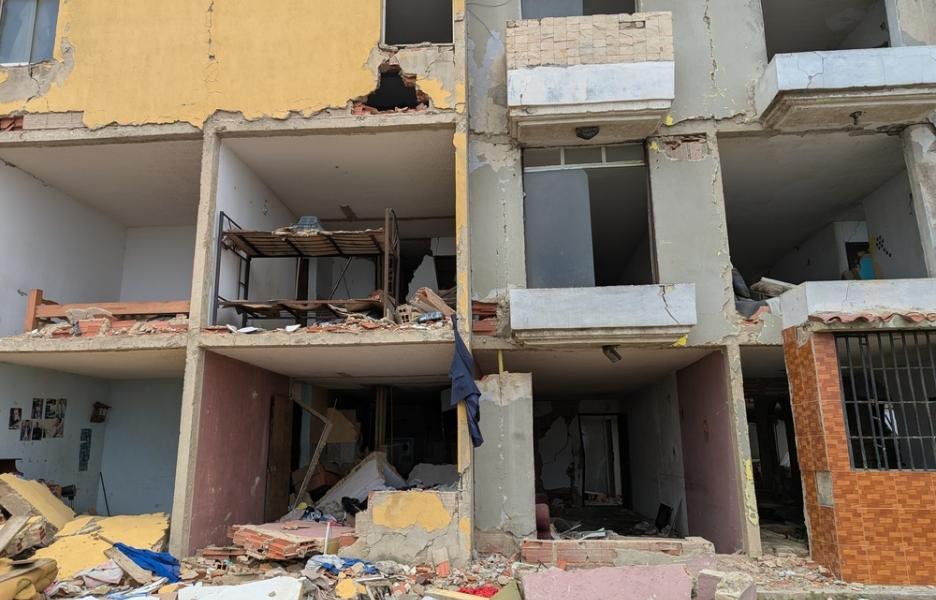 Ropa, fotos y muebles permanecen dentro de un edificio destruido en Playa Verde, Venezuela. Julio de 2026. 