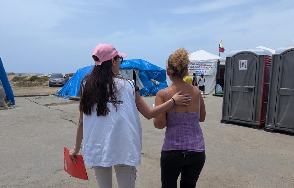 Psicóloga de MSF da apoyo a una paciente en una clínica móvil en Playa Verde, Maiquetía. Julio de 2026.