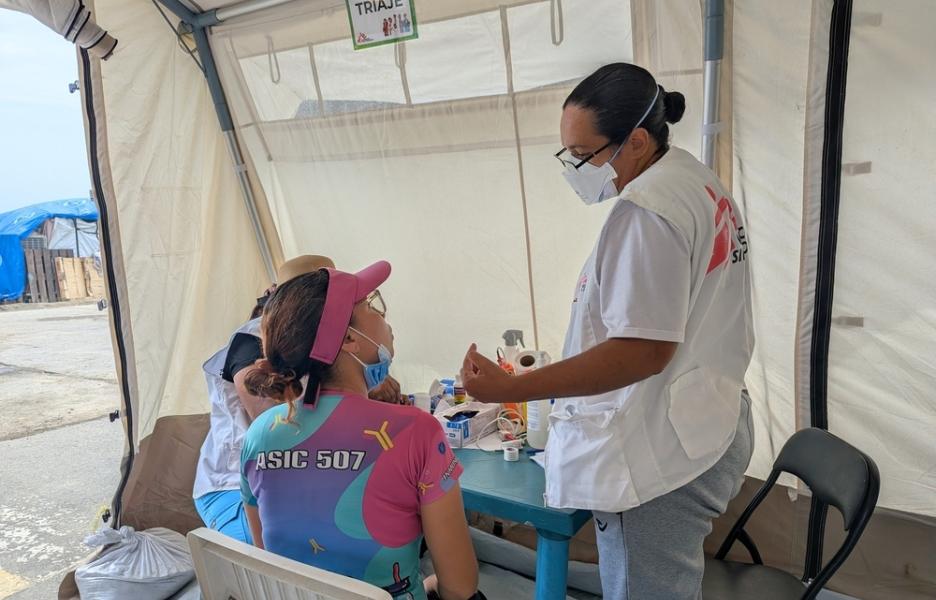 Consulta médica de una paciente en la clínica móvil de MSF en Playa Verde, Maiquetia, Venezuela.