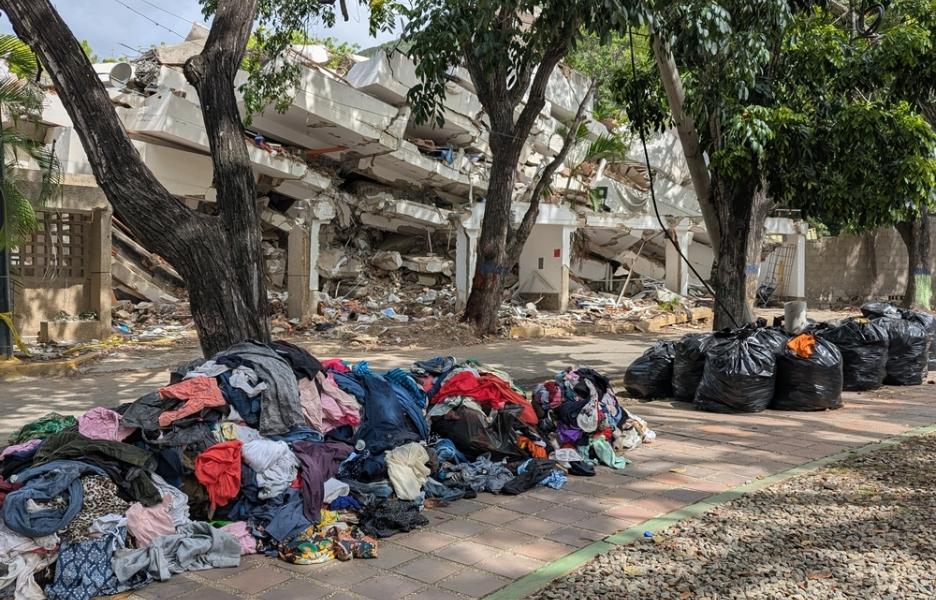 Basura y ropa esparcidas frente a un edificio colapsado en Plaza de las Palmeras, Caraballeda, Venezuela. 21 de Julio de 2026.