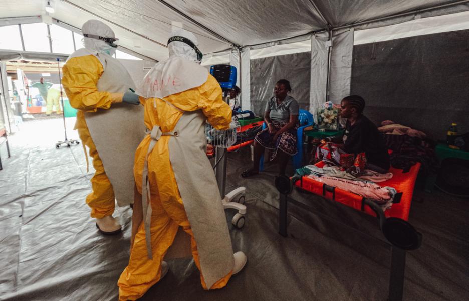 Dos enfermeras visitan a Pierrette, una paciente cuyos resultados han confirmado que lleva varios días infectada por el virus. Su estado ha mejorado notablemente desde su llegada al centro de tratamiento de ébola Elykia.